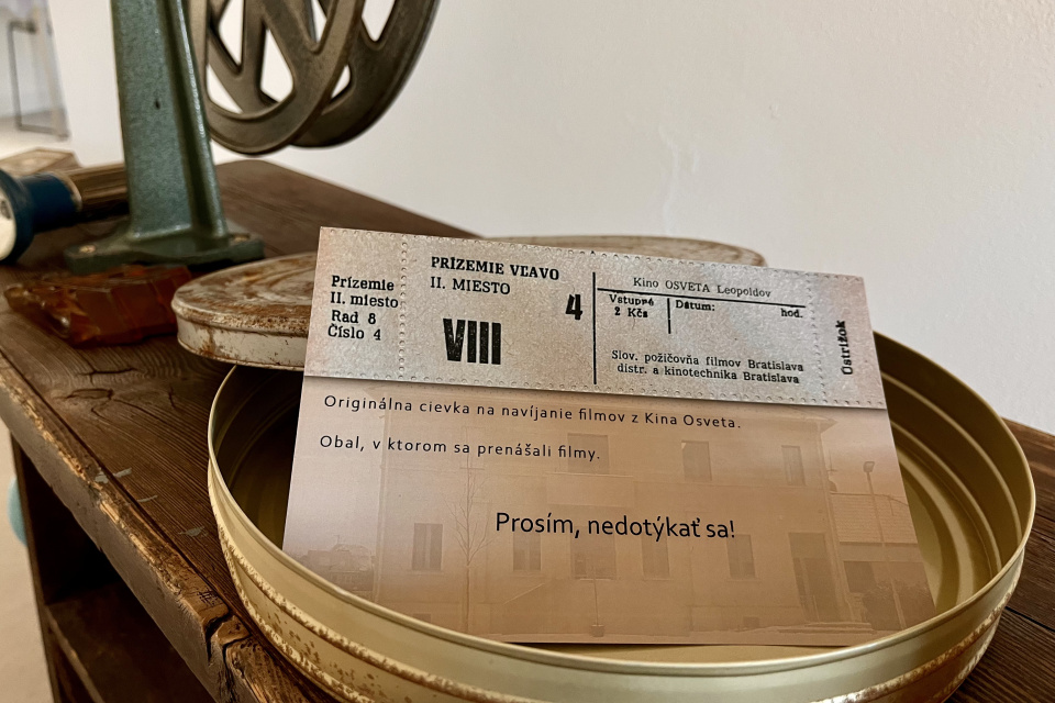 Uvidieť sme mohli aj výstavu zachovalých dobových predmetov z bývalého kina | Zdroj: Trnavské rádio