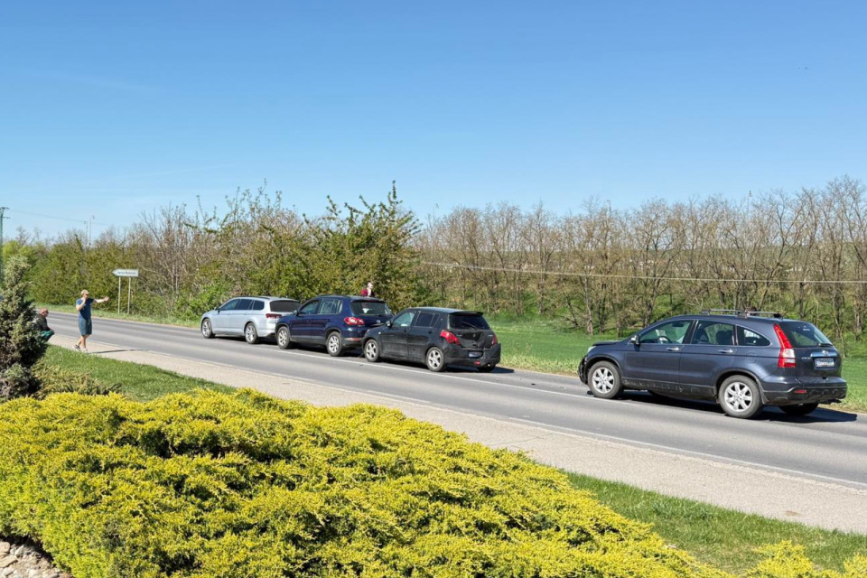 Nehoda v Kľačanoch je s viacerými autami. | Foto: Autoservis Montana Števík, Dopravný servis Okres Hlohovec a okolie
