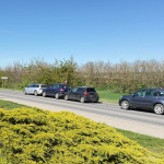 Nehoda v Kľačanoch je s viacerými autami. | Foto: Autoservis Montana Števík, Dopravný servis Okres Hlohovec a okolie