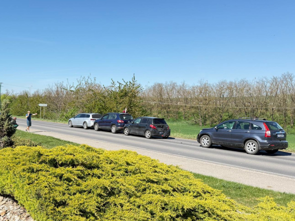 Nehoda v Kľačanoch je s viacerými autami. | Foto: Autoservis Montana Števík, Dopravný servis Okres Hlohovec a okolie