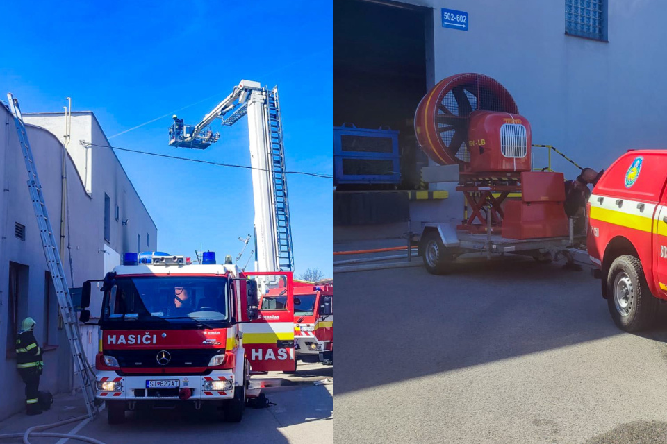 Kontrolovali strechu a zápasili s dymom. | Foto: HaZZ