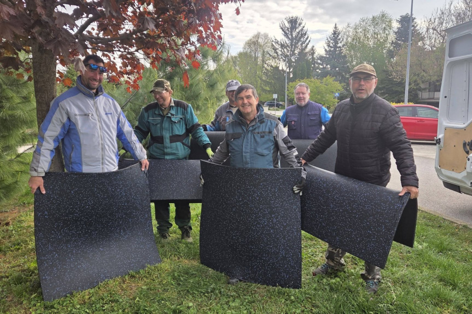 Nová gumová podlaha do obecnej posilňovne | Zdroj: Obec Zavar