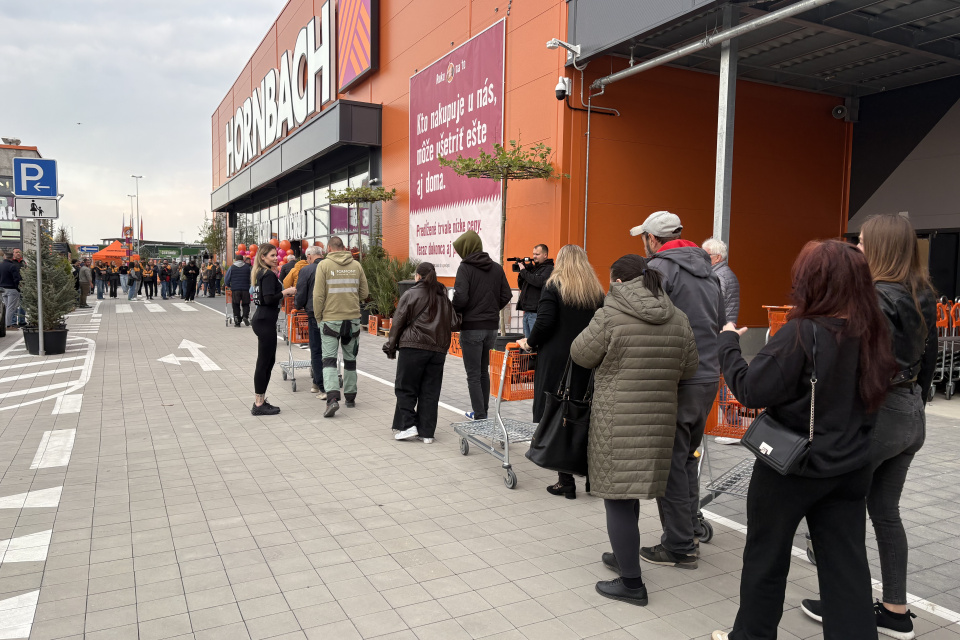 Nedočkaví zákazníci sa po 7.00 hod. rozpŕchli medzi rozsiahlymi regálmi v predajni | Foto: Tomáš Buday