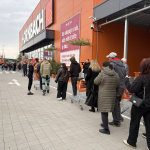 Nedočkaví zákazníci sa po 7.00 hod. rozpŕchli medzi rozsiahlymi regálmi v predajni | Foto: Tomáš Buday