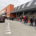 Pred vstupom do HORNBACH-u sa tvorila dlhá rada | Foto: Michaela Martišíková, redakcia