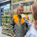 Zákazníkom sa venoval aj riaditeľ marketu HORNBACH Gabriel Süč | Foto: Tomáš Buday