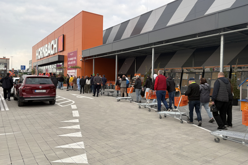 Pred vstupom do HORNBACH-u sa tvorila dlhá rada | Foto: Michaela Martišíková, redakcia