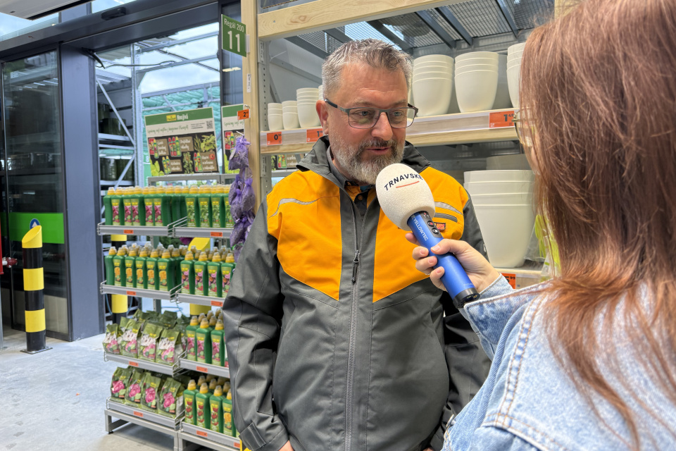 Zákazníkom sa venoval aj riaditeľ marketu HORNBACH Gabriel Süč | Foto: Tomáš Buday