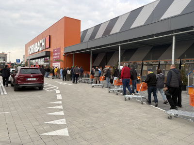 Pred vstupom do HORNBACH-u sa tvorila dlhá rada | Foto: Michaela Martišíková, redakcia