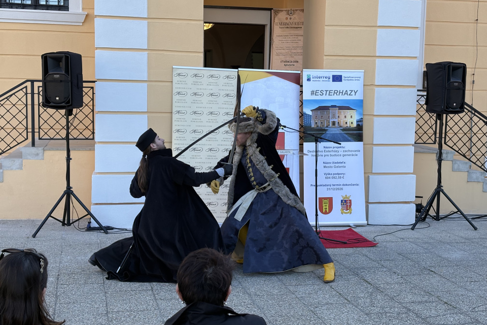 Slávnostné otvorenie sprevádzali ukážky historických bojov a tancov | Foto: Michaela Martišíková, redakcia 