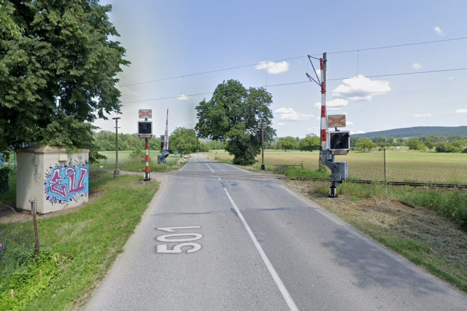 Dôvodom uzávierky je oprava tohto priecestia. | Foto: PZSR, Maps Google