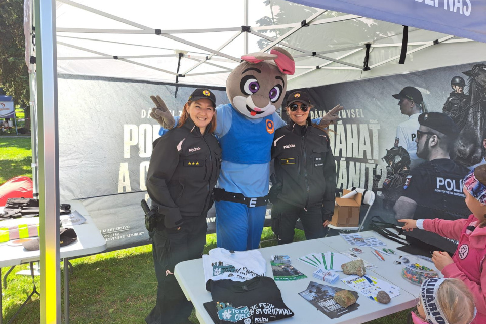 Policajtky hľadajú budúcich kolegov na behu v Seredi. | Foto: PZSR