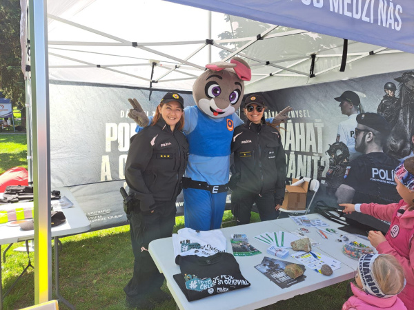 Policajtky hľadajú budúcich kolegov na behu v Seredi. | Foto: PZSR
