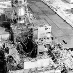 Poškodený štvrtý blok elektrárne Černobyľ deň po havárii. | Zdroj: IAEA, USFCRFC