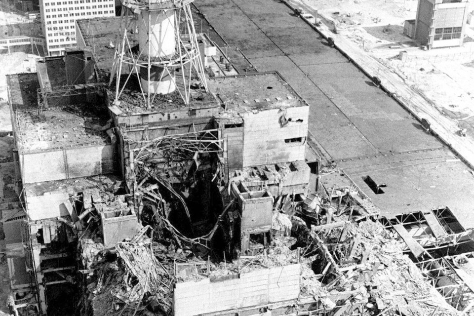 Poškodený štvrtý blok elektrárne Černobyľ deň po havárii. | Zdroj: IAEA, USFCRFC