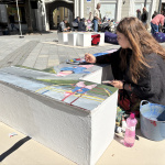 Umelkyňa maľujúca T-čko zastupuje nádejnú mladú generáciu umelcov | Foto: Michaela Martišíková, redakcia