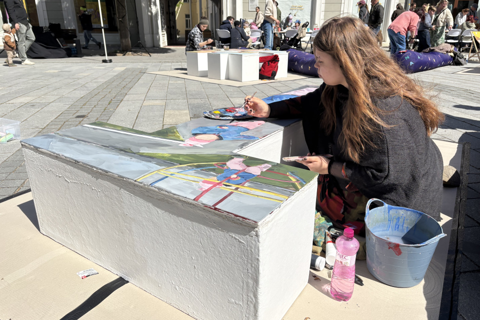 Umelkyňa maľujúca T-čko zastupuje nádejnú mladú generáciu umelcov | Foto: Michaela Martišíková, redakcia
