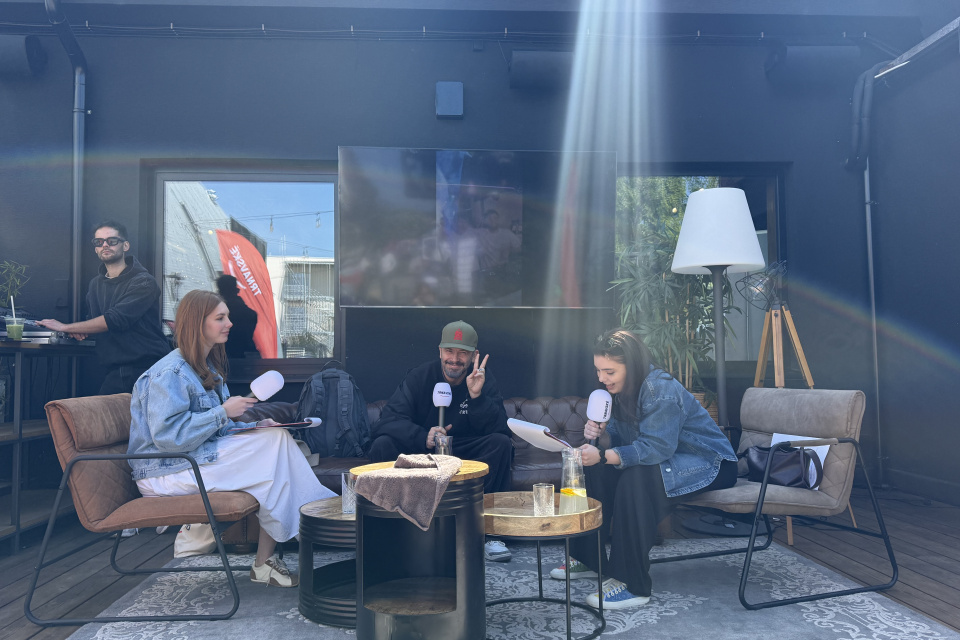 Od mikrofónu pozdravil poslúchačov Trnavského rádia aj známy tanečník Laci Strike | Zdroj: Trnavské rádio