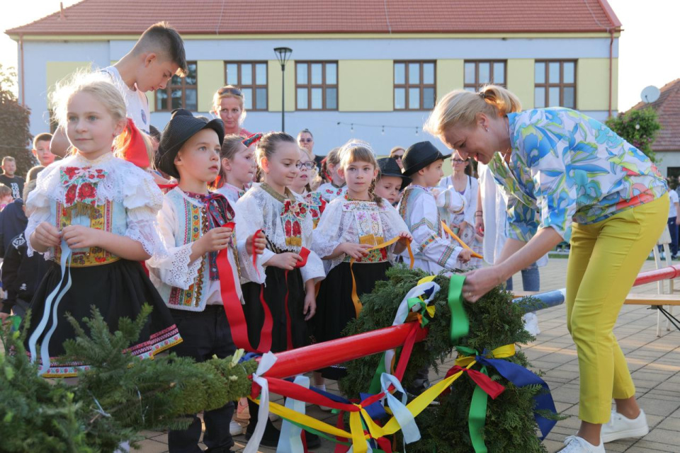 Zdobenie mája vo Voderadoch I Zdroj: Obec Voderady