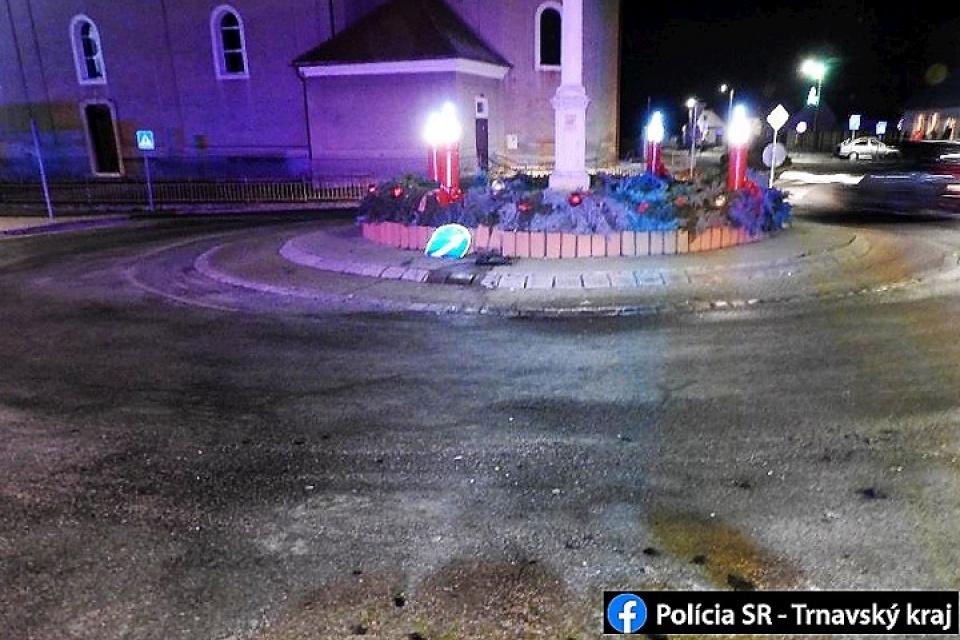 V Šúrovciach na nehodu takmer doplatil adventný veniec. | Zdroj: Polícia