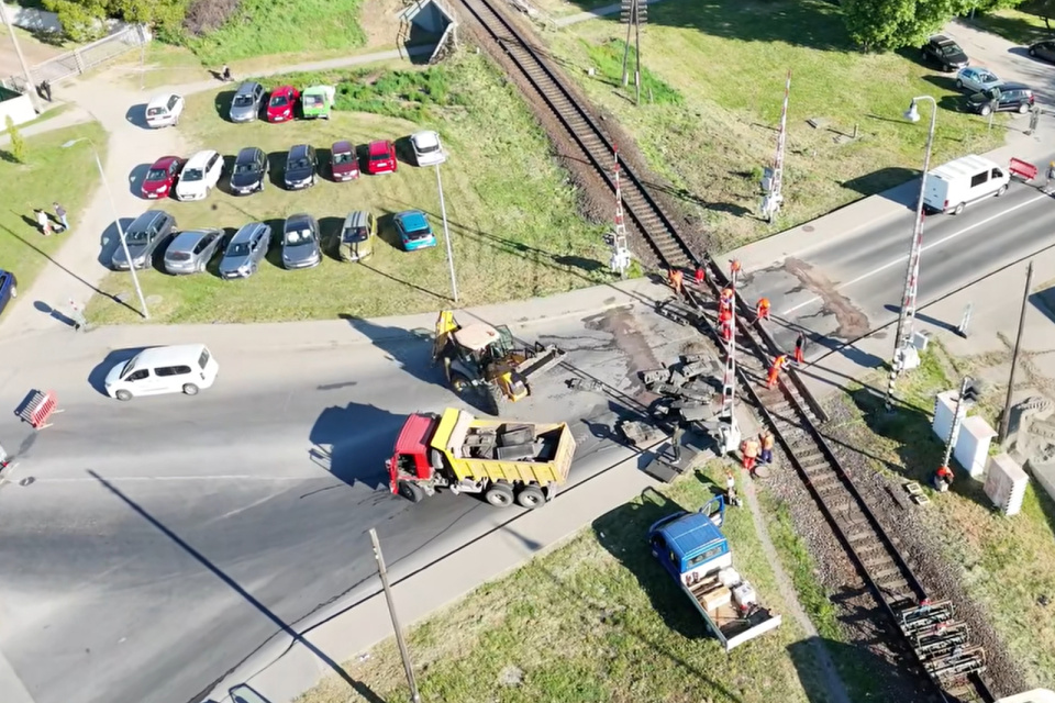 Úsekom nejazdia ani vlaky, suplujú ich autobusy. | Foto: Hasiči Hlohovec