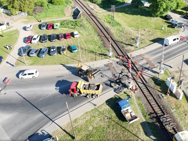 Úsekom nejazdia ani vlaky, suplujú ich autobusy. | Foto: Hasiči Hlohovec