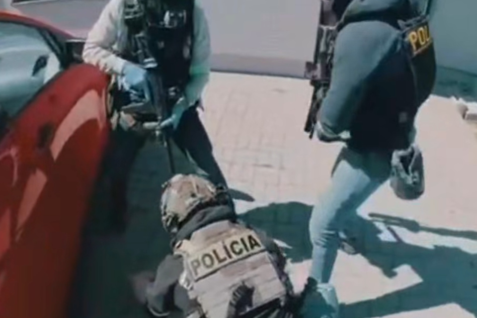 Zadržanie jedného z obvinených. | Foto: PZSR