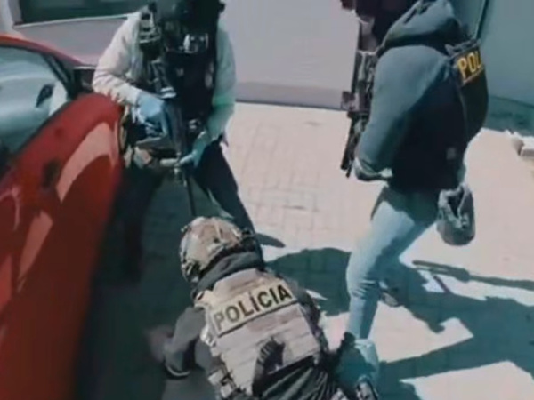 Zadržanie jedného z obvinených. | Foto: PZSR