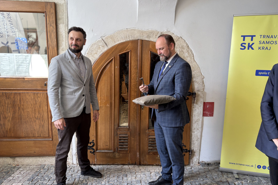 Župan symbolicky odovzdal kľúče zhotoviteľovi | Foto: MM, redakcia