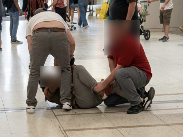 Muža spacifikovali návštevníci nákupného centra. | Zdroj: PM / red.