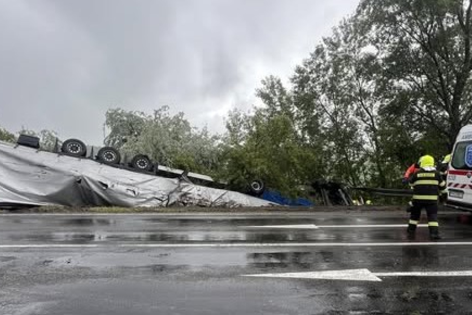 Kamión sa nachádza prevrátený mimo cesty. | Foto: FB - Dopravný servis Okres Hlohovec a okolie  