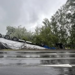 Kamión sa nachádza prevrátený mimo cesty. | Foto: FB - Dopravný servis Okres Hlohovec a okolie  