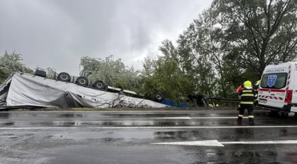 Kamión sa nachádza prevrátený mimo cesty. | Foto: FB - Dopravný servis Okres Hlohovec a okolie  