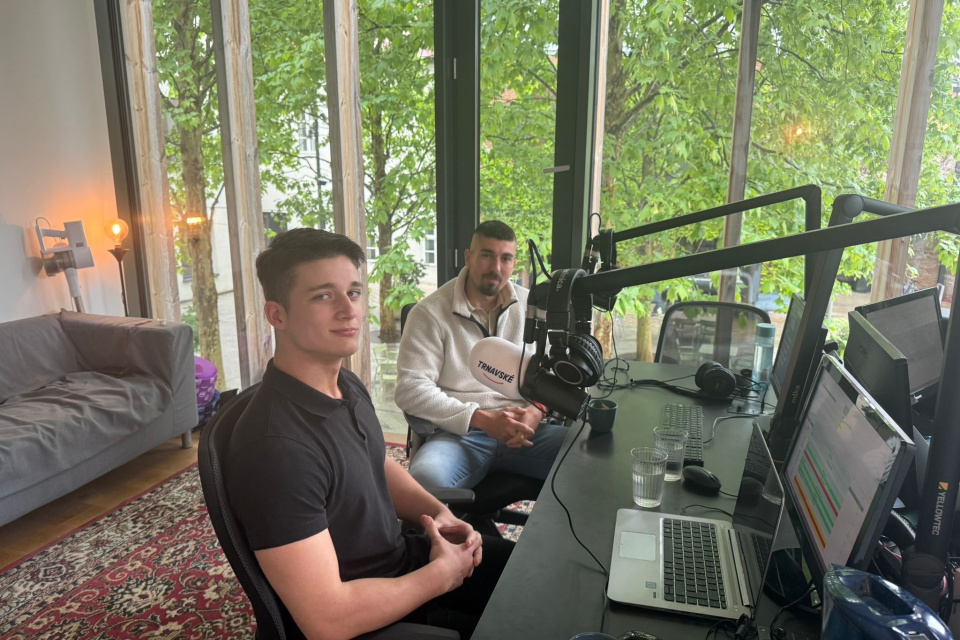 Úspešný Vrbovčan a jeho tréner v štúdiu Trnavského rádia | Foto: Trnavské rádio
