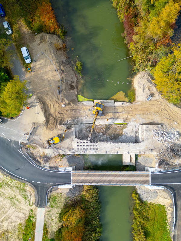Vodiči musia rešpektovať dočasné dopravné značenie a obchádzkové trasy. | Foto: Veľké Úľany