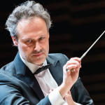 Koncert si užijete pod taktovkou dirigenta Sascha Goetzel | Zdroj: SF