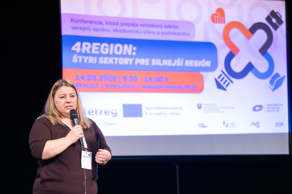 Záverečná konferencia v Skalici predstavila možnosti dobrovoľníctva, stáží a mentoringových programov aj študentom župných stredných škôl. | Foto: TTSK