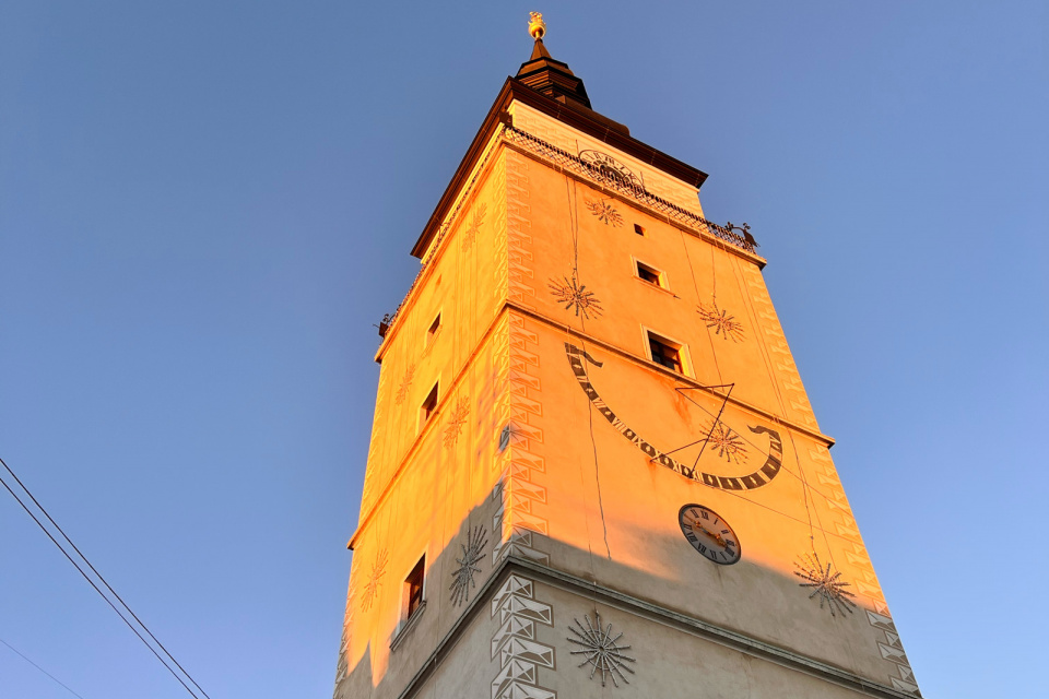 Zapadajúce slnko na Silvestra zafarbilo trnavskú mestskú vežu. | Foto: red.