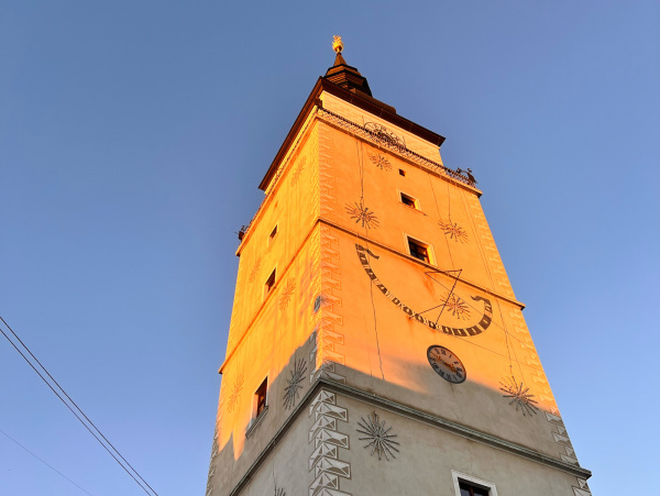 Zapadajúce slnko na Silvestra zafarbilo trnavskú mestskú vežu. | Foto: red.