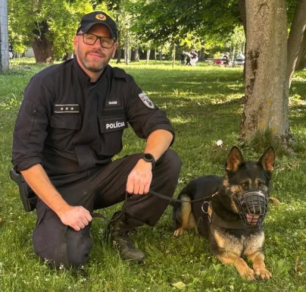 Policajt Juraj a jeho pes Ralf. | Foto: Polícia SR - Trnavský kraj 