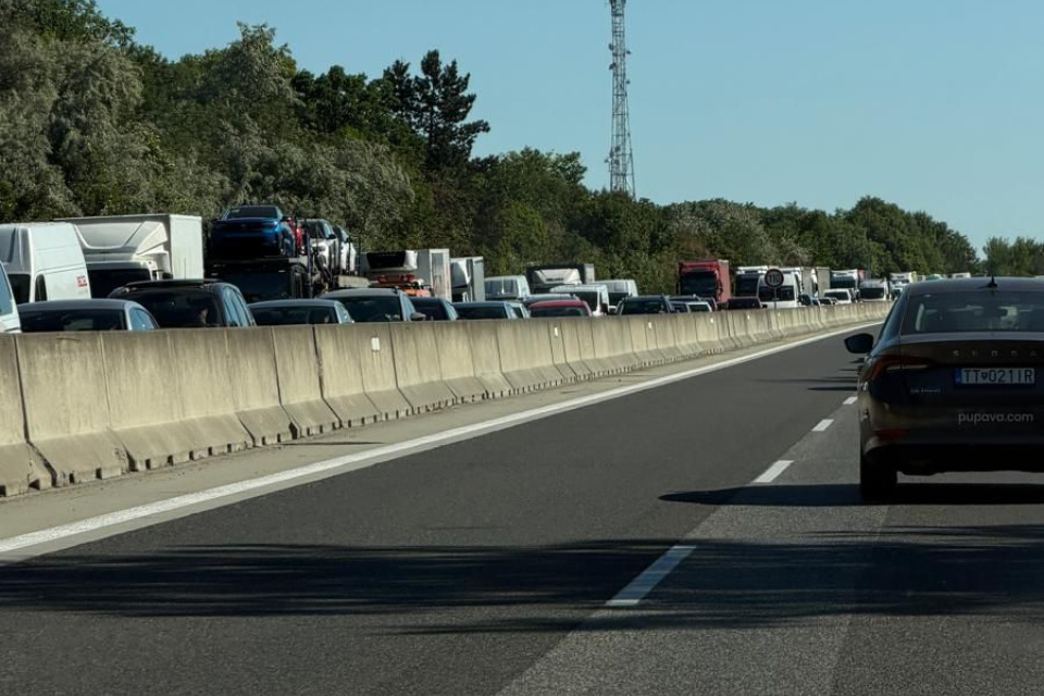 Kolóny na D1 v smere na BA | Zdroj: Trnavské rádio