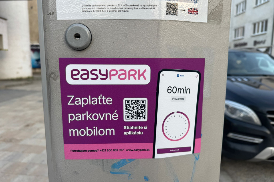 Nálepka spoločnosti v Trnave | Foto: Zuzana Benková, Trnavské rádio