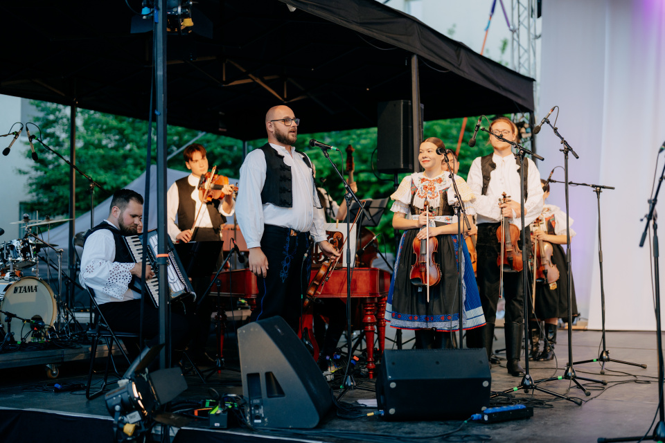 Počas piatkového programu sa predstavili aj domáce folklórne súbory | Zdroj: Martin Hesko, Zaži v Trnave