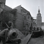 Časti niektorých historických objektov v centre Trnavy je potrebné znovu postaviť v pôvodnom štýle. Na fotke pracovníci Pamiatkostavu Žilina úsek Trnava kladú stropné konštrukcie. Foto: Vladimír Benko, ČSTK/TASR. Licencované pre Trnavské rádio