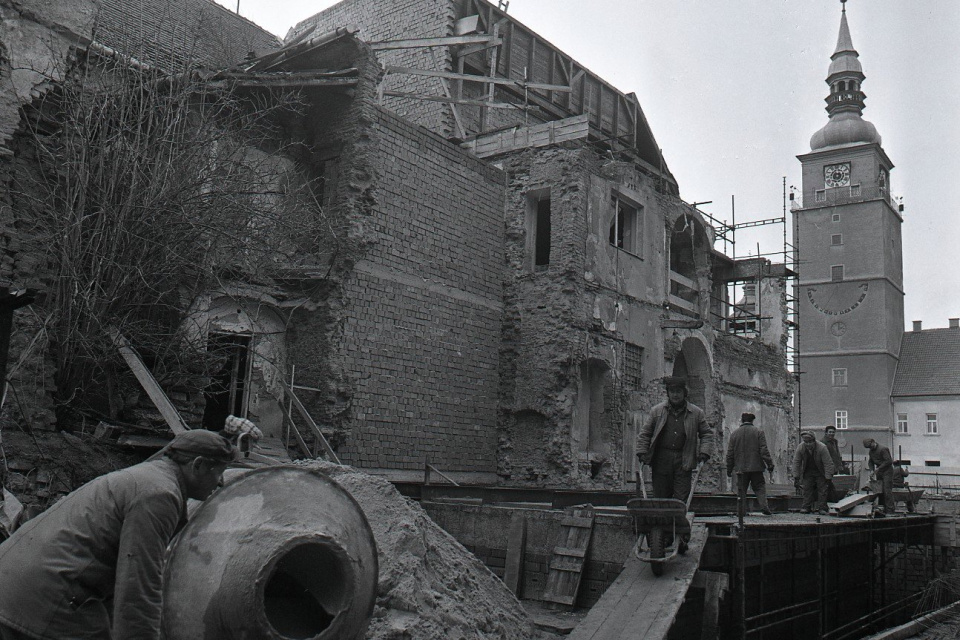 Časti niektorých historických objektov v centre Trnavy je potrebné znovu postaviť v pôvodnom štýle. Na fotke pracovníci Pamiatkostavu Žilina úsek Trnava kladú stropné konštrukcie. Foto: Vladimír Benko, ČSTK/TASR. Licencované pre Trnavské rádio