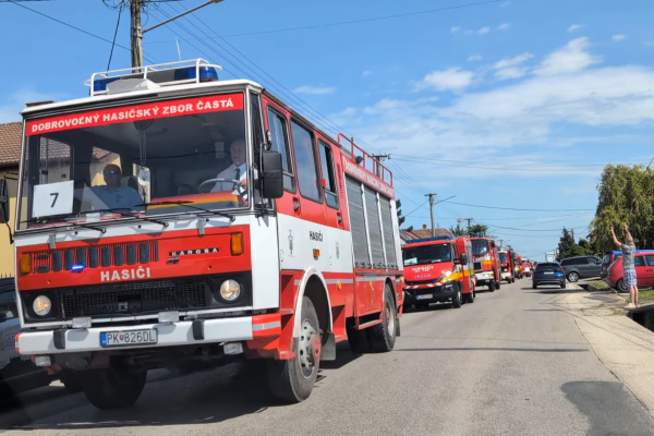 Hasičom gratulovali kolegovia zo širokého okolia. | Foto: Slavomír Repka