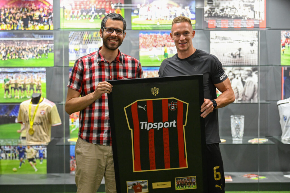Athanasios „Thanos“ Michail s Romanom Procházkom a spomienkou na návštevu City Arény. | Foto: FC Spartak