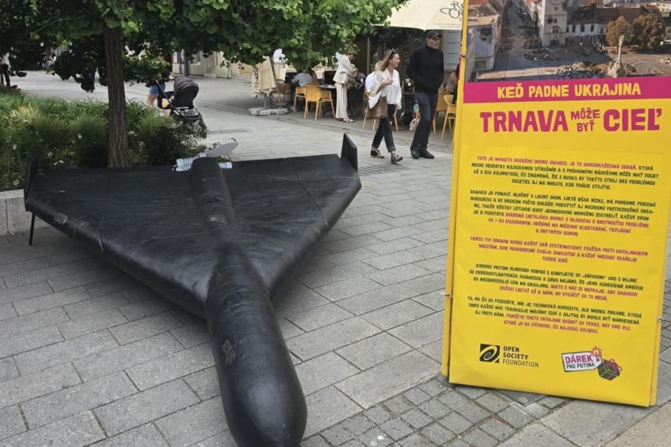 Informačný panel znázorňuje fiktívny zásah Mestskej veže dronom Shahed. | Foto: Anonymný prispievateľ