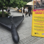 Informačný panel znázorňuje fiktívny zásah Mestskej veže dronom Shahed. | Foto: Anonymný prispievateľ