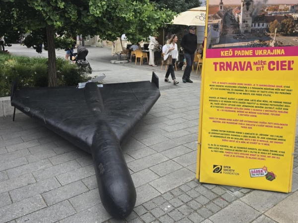Informačný panel znázorňuje fiktívny zásah Mestskej veže dronom Shahed. | Foto: Anonymný prispievateľ